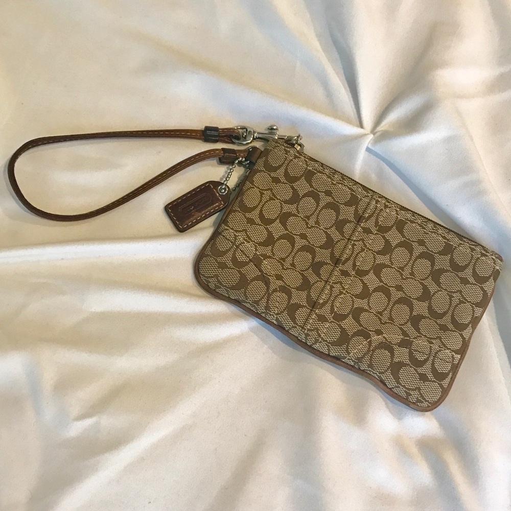 Coach • Khaki/Brown Signature Wristlet